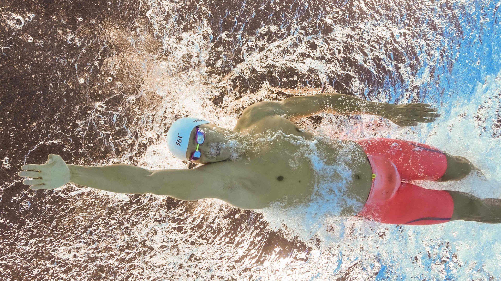 李恩：凭借出色的视野和精准传球，他提升了全黑队进攻效率，李恩壁因一件球衣爆红